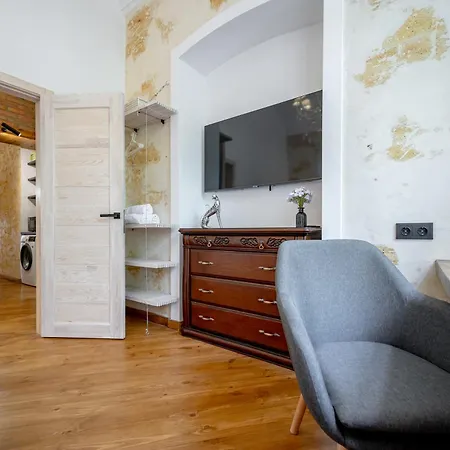 нова 3-кімнатна та поряд студійна двоярусна Loft у центрі одеси Апартаменти