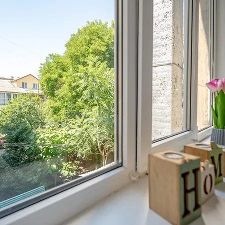 нова 3-кімнатна та поряд студійна двоярусна Loft у центрі одеси Апартаменти