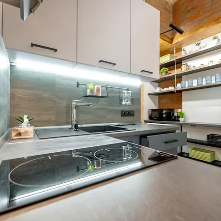 нова 3-кімнатна та поряд студійна двоярусна Loft у центрі одеси