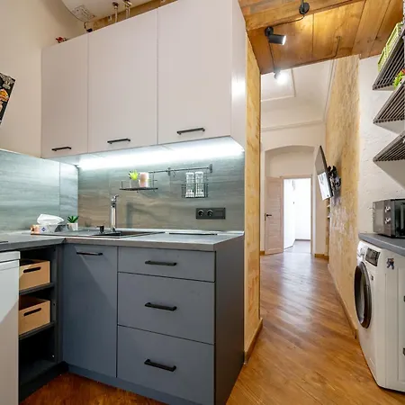 нова 3-кімнатна та поряд студійна двоярусна Loft у центрі одеси Апартаменти