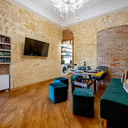 Апартаменти нова 3-кімнатна та поряд студійна двоярусна Loft у центрі одеси