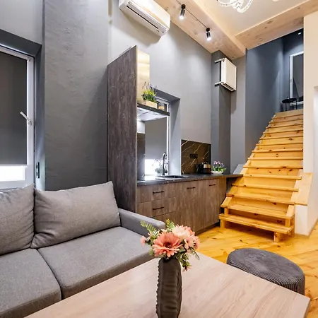 нова 3-кімнатна та поряд студійна двоярусна Loft у центрі одеси Апартаменти *