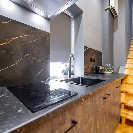 нова 3-кімнатна та поряд студійна двоярусна Loft у центрі одеси Апартаменти