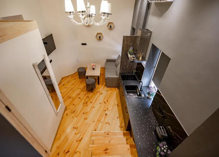 нова 3-кімнатна та поряд студійна двоярусна Loft у центрі одеси 오데사