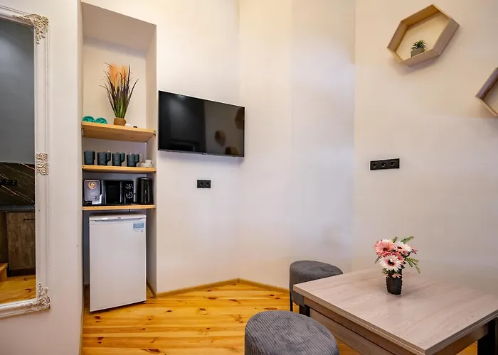 아파트 нова 3-кімнатна та поряд студійна двоярусна Loft у центрі одеси *