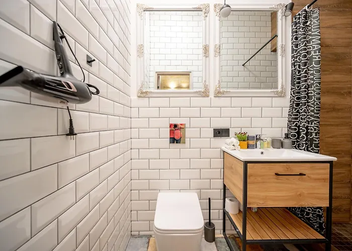 아파트 нова 3-кімнатна та поряд студійна двоярусна Loft у центрі одеси