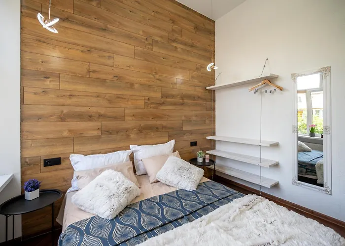 아파트 нова 3-кімнатна та поряд студійна двоярусна Loft у центрі одеси 오데사