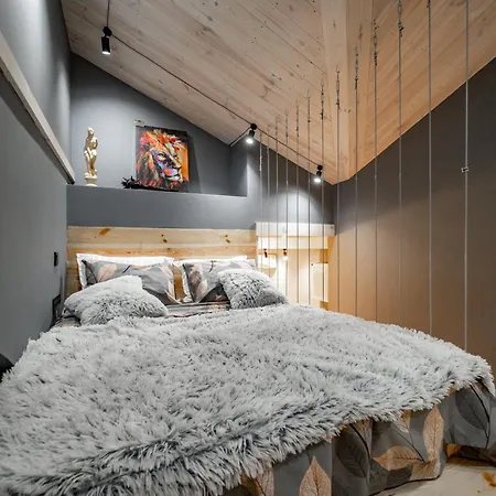 нова 3-кімнатна та поряд студійна двоярусна Loft у центрі одеси Апартаменты