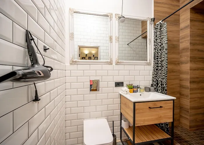 нова 3-кімнатна та поряд студійна двоярусна Loft у центрі одеси Apartman *