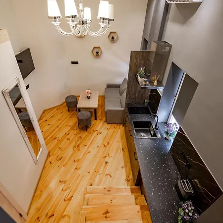 нова 3-кімнатна та поряд студійна двоярусна Loft у центрі одеси אודסה