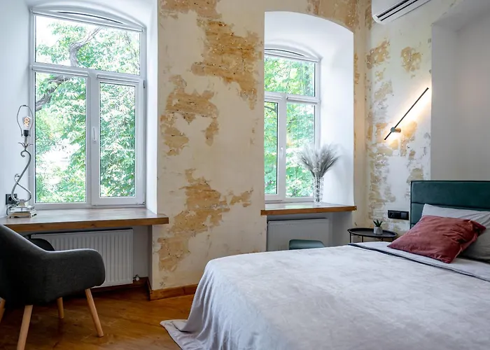 нова 3-кімнатна та поряд студійна двоярусна Loft у центрі одеси