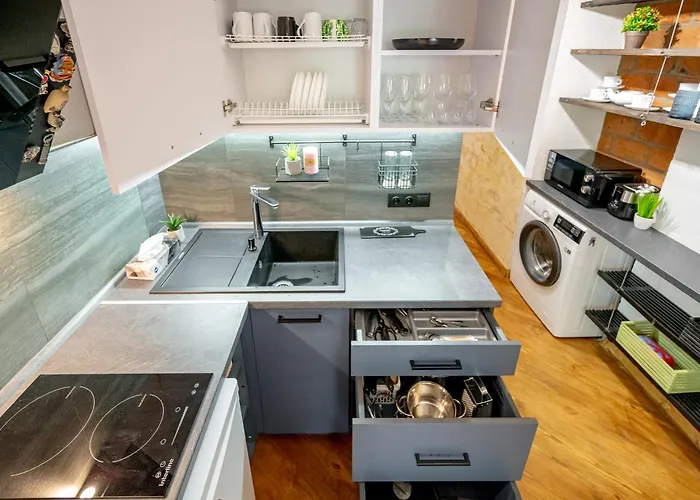 нова 3-кімнатна та поряд студійна двоярусна Loft у центрі одеси דירה אודסה