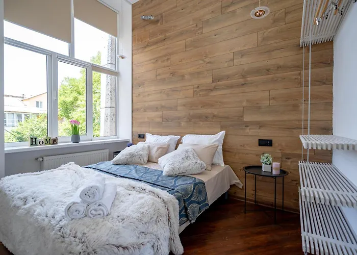 нова 3-кімнатна та поряд студійна двоярусна Loft у центрі одеси אודסה