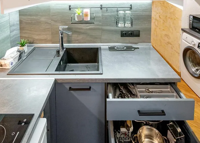 нова 3-кімнатна та поряд студійна двоярусна Loft у центрі одеси