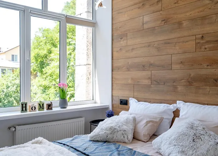 нова 3-кімнатна та поряд студійна двоярусна Loft у центрі одеси דירה אודסה