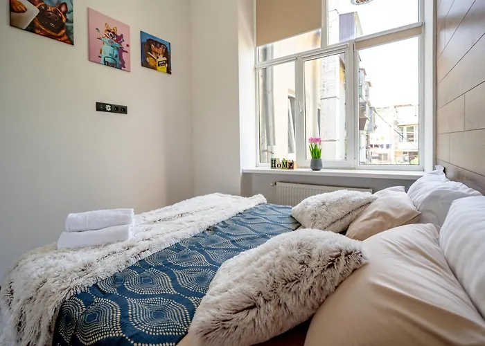 דירה нова 3-кімнатна та поряд студійна двоярусна Loft у центрі одеси